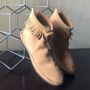 Minnetonka Moccassins Zip up booties with fringe
